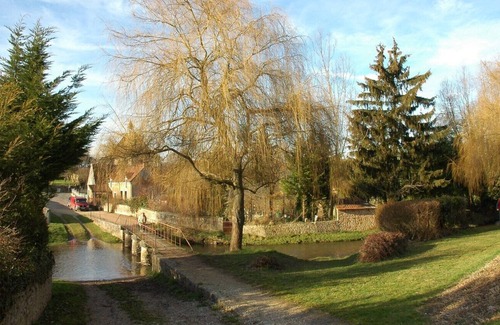 Ainay-le-Chateau House | Les Remparts