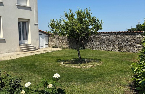 Pere House | Les rosiers welcomes you for 8 people Cosy house near La Rochelle