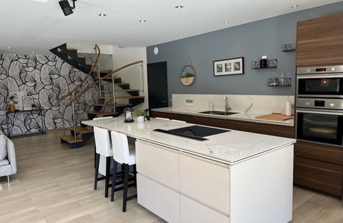 La Queue-les-Yvelines House | Lescale du Roy : Maison Récente Proche Versailles