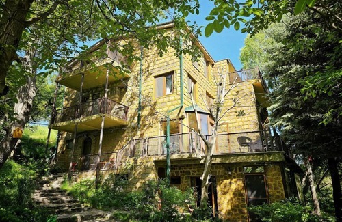 Parpi Apartment | Levon's Dom: Garden Room