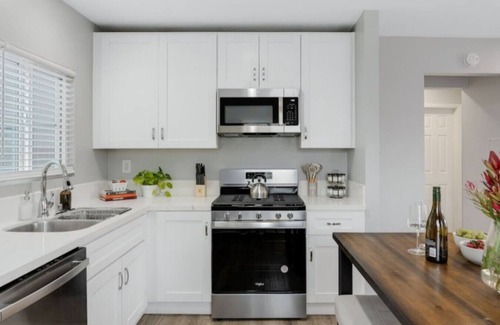 Grant Hill Villa | Leyla| Heated Pool/Spa|Downtown|Freeways|Beaches