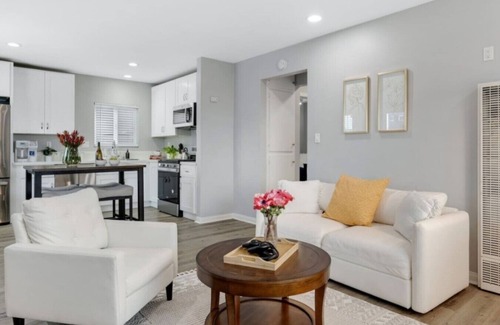 Grant Hill Villa | Leyla| Heated Pool/Spa|Downtown|Freeways|Beaches