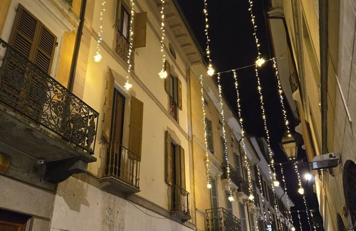 Cremona Apartment | "Libiam nè lieti calici" dwells at the foot of the Torrazzo dedicated to music.