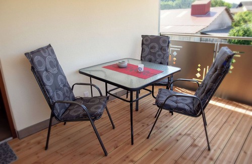 Konigheim Apartment | Lichtdurchflutete Ferienwohnung mit Kostenfreiem Wlan