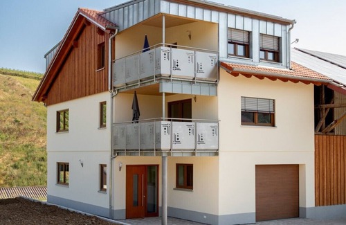 Konigheim Apartment | Lichtdurchflutete Ferienwohnung mit Kostenfreiem Wlan