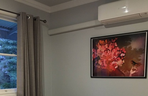 Longlea Bed & Breakfast | Light filled modern cottage in bush setting 10 mins from CBD, toiletries, b/f.