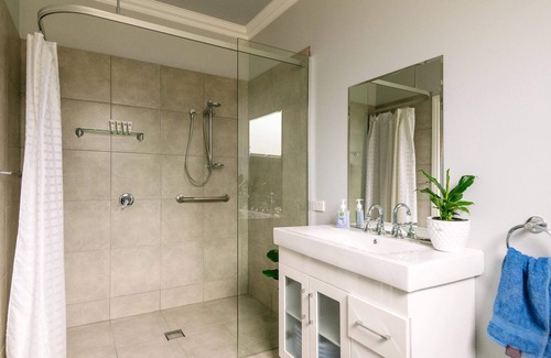 Longlea Bed & Breakfast | Light filled modern cottage in bush setting 10 mins from CBD, toiletries, b/f.