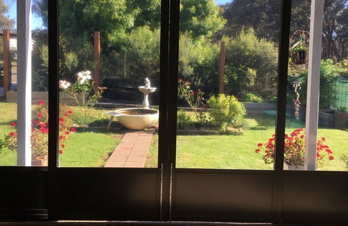 Longlea Bed & Breakfast | Light filled modern cottage in bush setting 10 mins from CBD, toiletries, b/f.