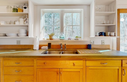 Moretown House | Light-filled retreat in Mad River Valley with internet & deck