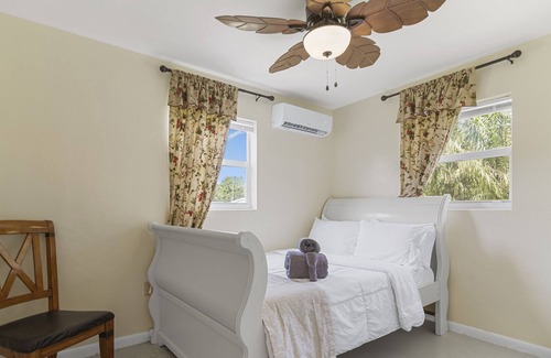 Pahokee House | Light Up Front & Back | Queen Beds | Lake | Pet Ok