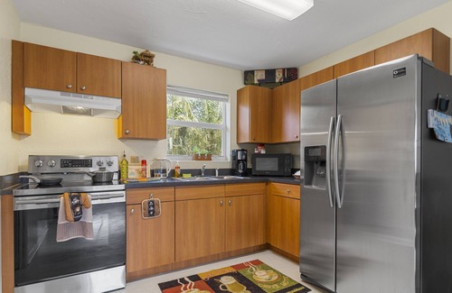 Pahokee House | Light Up Front & Back | Queen Beds | Lake | Pet Ok