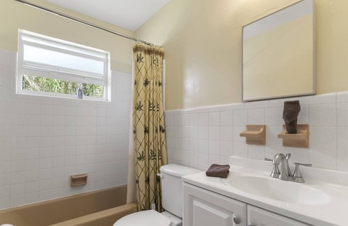 Pahokee House | Light Up Front & Back | Queen Beds | Lake | Pet Ok