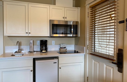 Downtown Cannon Beach Hotel | Lighthouse Inn