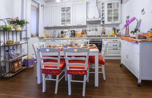 Montesicuro House | Lillac Cottage