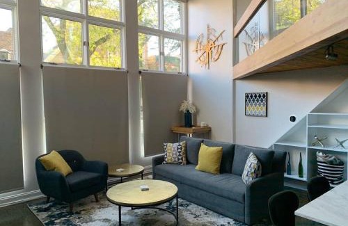 Sheffield Neighbors Apartment | Lincoln Park Light-Filled Loft