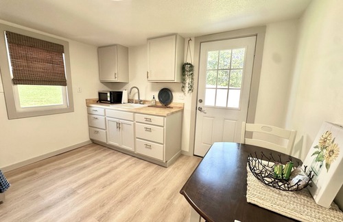 Kirksville Cottage | Little Blue Cottage - Charming 1-bedroom cottage in Kirksville