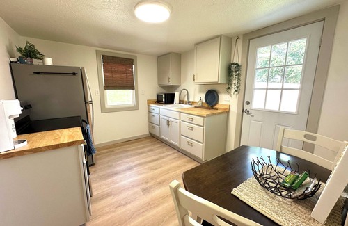 Kirksville Cottage | Little Blue Cottage - Charming 1-bedroom cottage in Kirksville