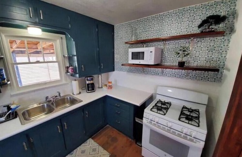 Artesia House | Little Blue House - cozy & walkable to downtown