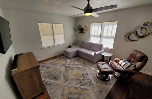 Artesia House | Little Blue House - cozy & walkable to downtown