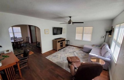 Artesia House | Little Blue House - cozy & walkable to downtown