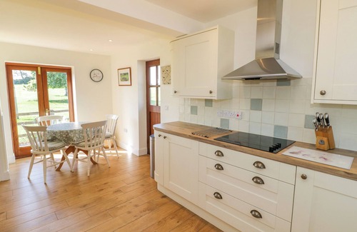 Upton Snodsbury Cottage | LITTLE OWL BARN, family friendly, with open fire in Upton Snodsbury