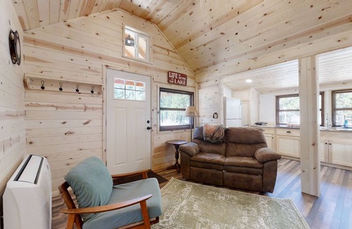 Crescent Cottage | Little Pine Cabin at Big Pine Retreat with Firepit