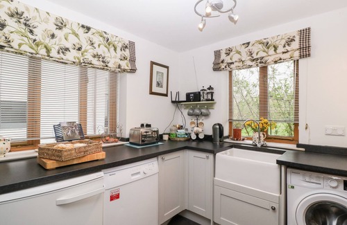 Blandford Saint Mary Cottage | LITTLE STABLES COTTAGE, pet friendly, with open fire in Spetisbury