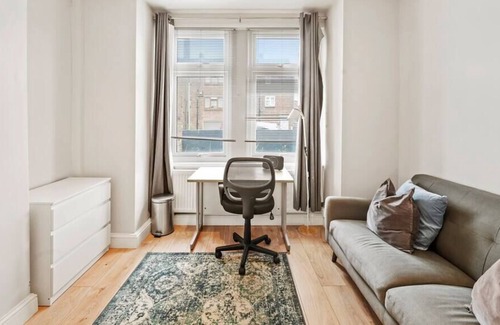 Belvedere House | Livestay 3Bedroom House in Belvedere with Garden