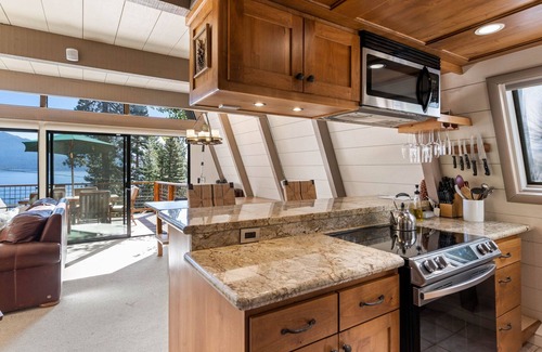 Crystal Bay House | Livin' on the Edge | Luxury With Hot Tub