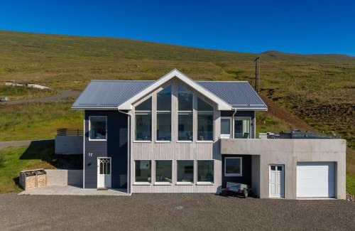 Akureyri Villa | LL Properties - Villa With a Hot tub & Scenic View