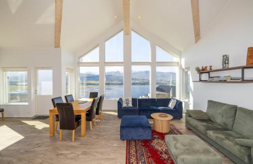 Akureyri Villa | LL Properties - Villa With a Hot tub & Scenic View