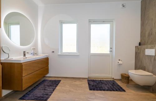 Akureyri Villa | LL Properties - Villa With a Hot tub & Scenic View