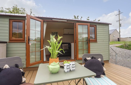 Llanrug Cottage | LLETY'R BUGAIL 2, pet friendly, with a garden in Llanrug