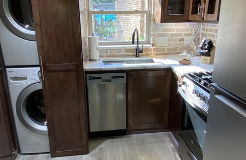 Stephenville Cottage | Local Landmark Guest House w/garage prkg; Near TSU