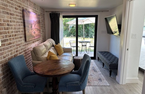 Stephenville Cottage | Local Landmark Guest House w/garage prkg; Near TSU