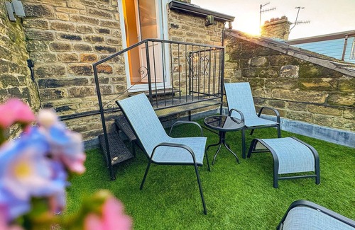 Padfield Apartment | Located in the heart of Glossop in the High Peak, Westwood Boutique Aparthotel combines comfort with convenience. Set against the breath-taking backdrop of the Peak District.