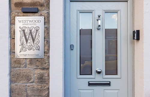 Padfield Apartment | Located in the heart of Glossop in the High Peak, Westwood Boutique Aparthotel combines comfort with convenience. Set against the breath-taking backdrop of the Peak District.