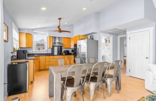 Stone Harbor House | Location! 4 bedroom home 1 block from downtown Stone Harbor