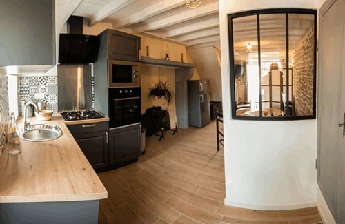 Champs House | Location Saisonnière en Pierre à 2 pas de la Forêt Avec Terrasse Privative