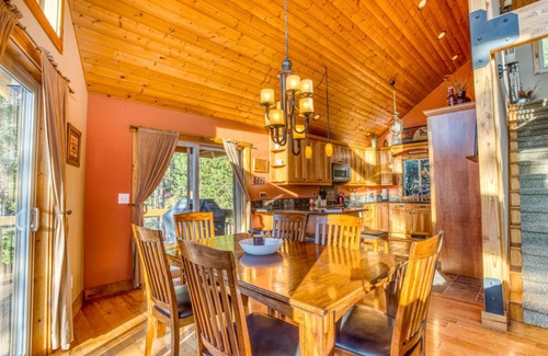 Crescent Cabin | Lodge Style Cabin nr Crater Lake w Mountain Views