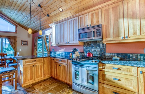 Crescent Cabin | Lodge Style Cabin nr Crater Lake w Mountain Views