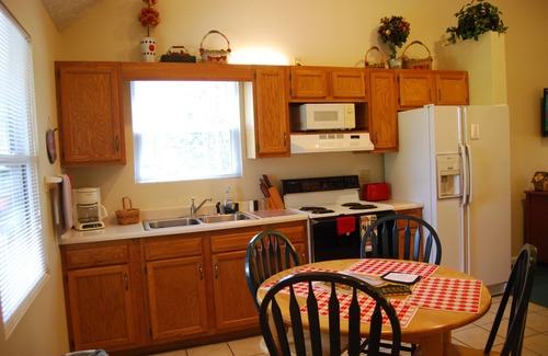 Russell Springs Cabin | Loft Cabin with Hot Tub @ LakePointe Resort - no cleaning fees!