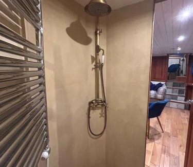 Cergy Boat Rental | LOFT SUR L'EAU AVEC BALNEO