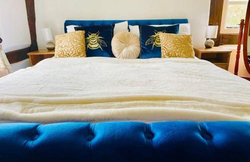 Whitbourne House | Log- burner, dog friendly- woodland views with walking trails and local pub on your doorstep! Popular walking trails nearby-Malvern Hills and the Brockhampton Estate- Peaceful village on the border of Hereford and Worcester