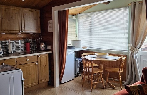 Bronaber Cabin | Log cabin - free parking, garden & pet friendly