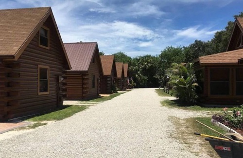 Okeechobee Cabin | Log Cabin Getaway