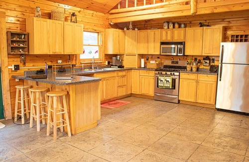 Canaan Cabin | Log cabin, King bed! Private beach!