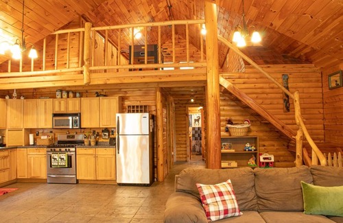 Canaan Cabin | Log cabin, King bed! Private beach!