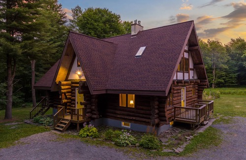 Homer Cabin | Log Cabin with Private Indoor Heated Pool-Hot Tub-firepit-Game Room-100 acres
