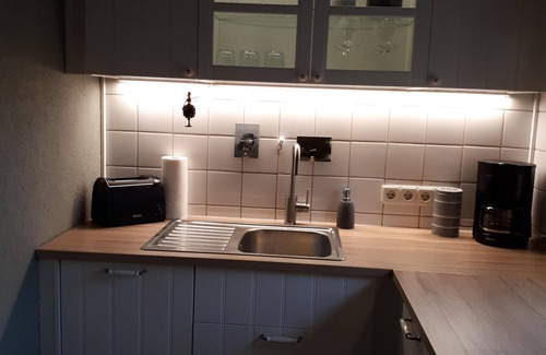 Ofenerdiek House | Log house pearl in the green